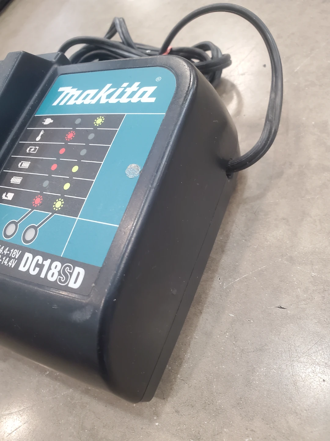 Makita DC18SD Battery Charger - photo 2