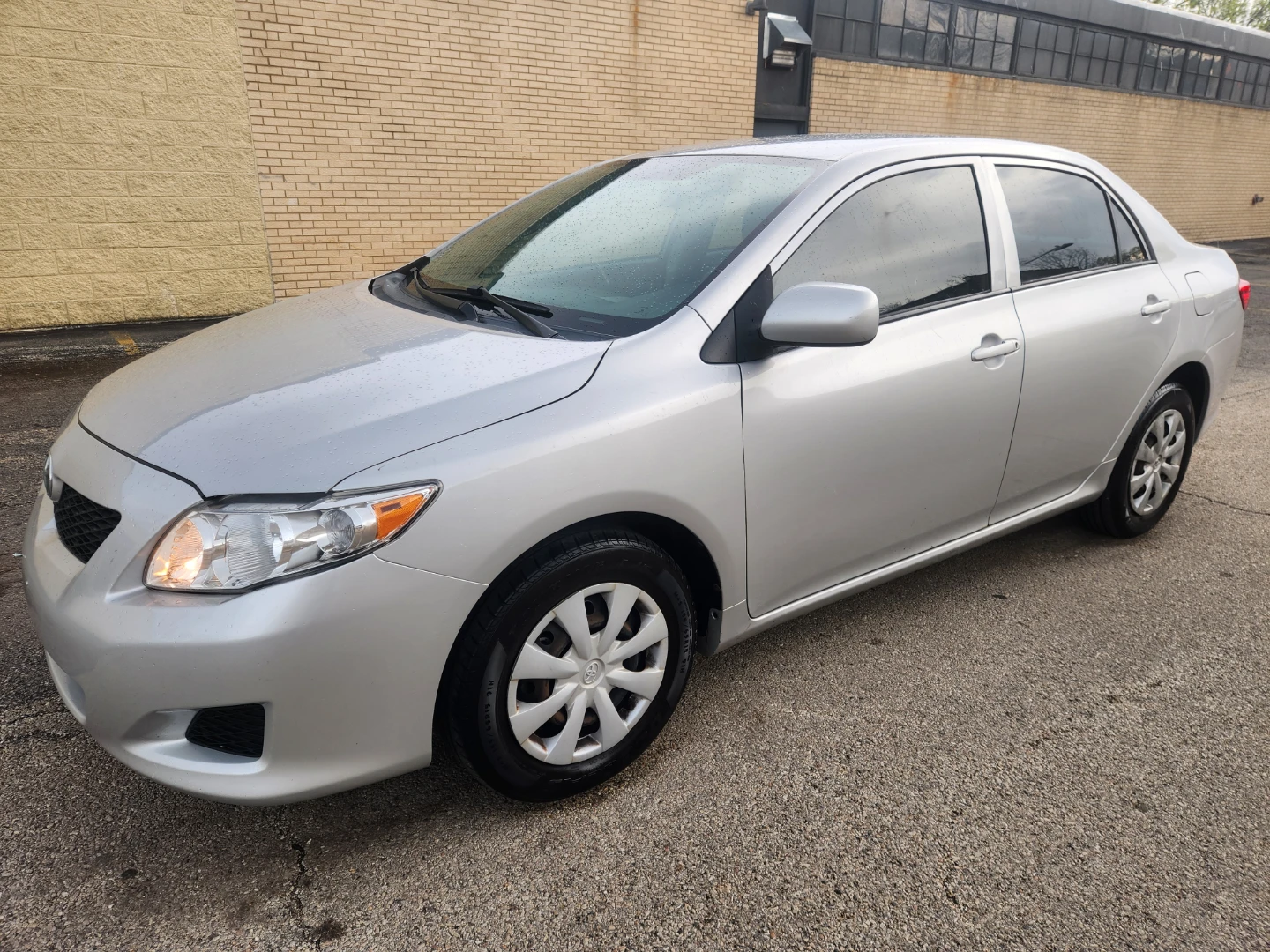 2010 Toyota Corolla LE - photo 2