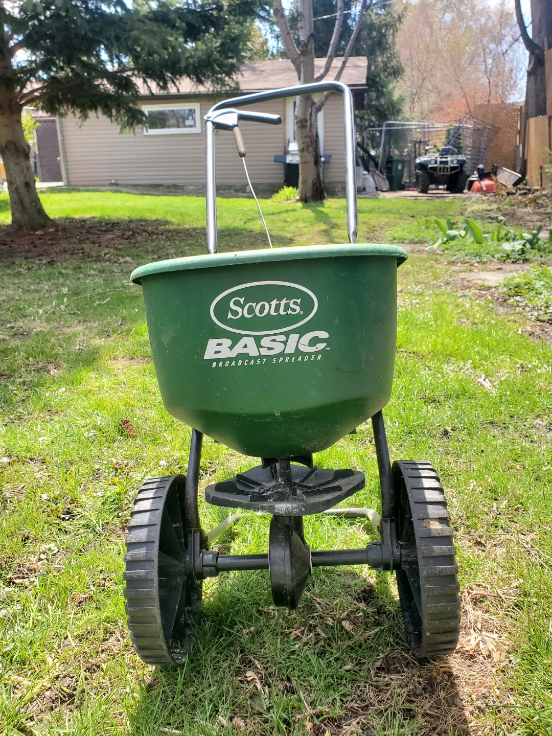 Scotts Basic Broadcast Spreader - photo 2
