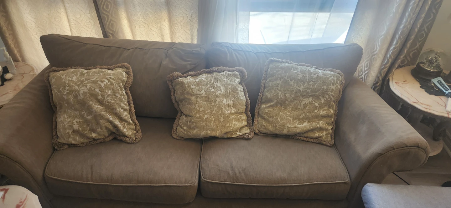 4 Throw Pillows with Fringed Edges - photo 3