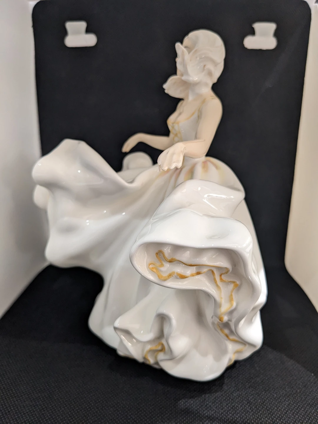 Royal Doulton Sweet Seventeen HN 2734 Vintage Figurine - photo 2
