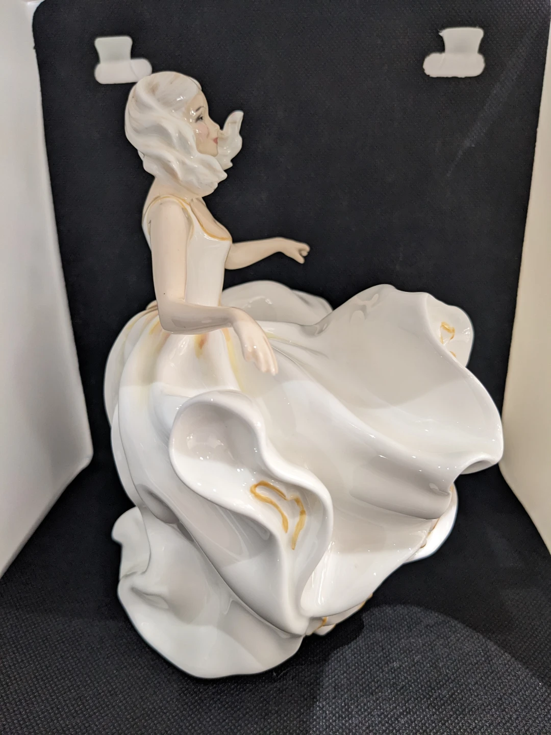 Royal Doulton Sweet Seventeen HN 2734 Vintage Figurine - photo 5