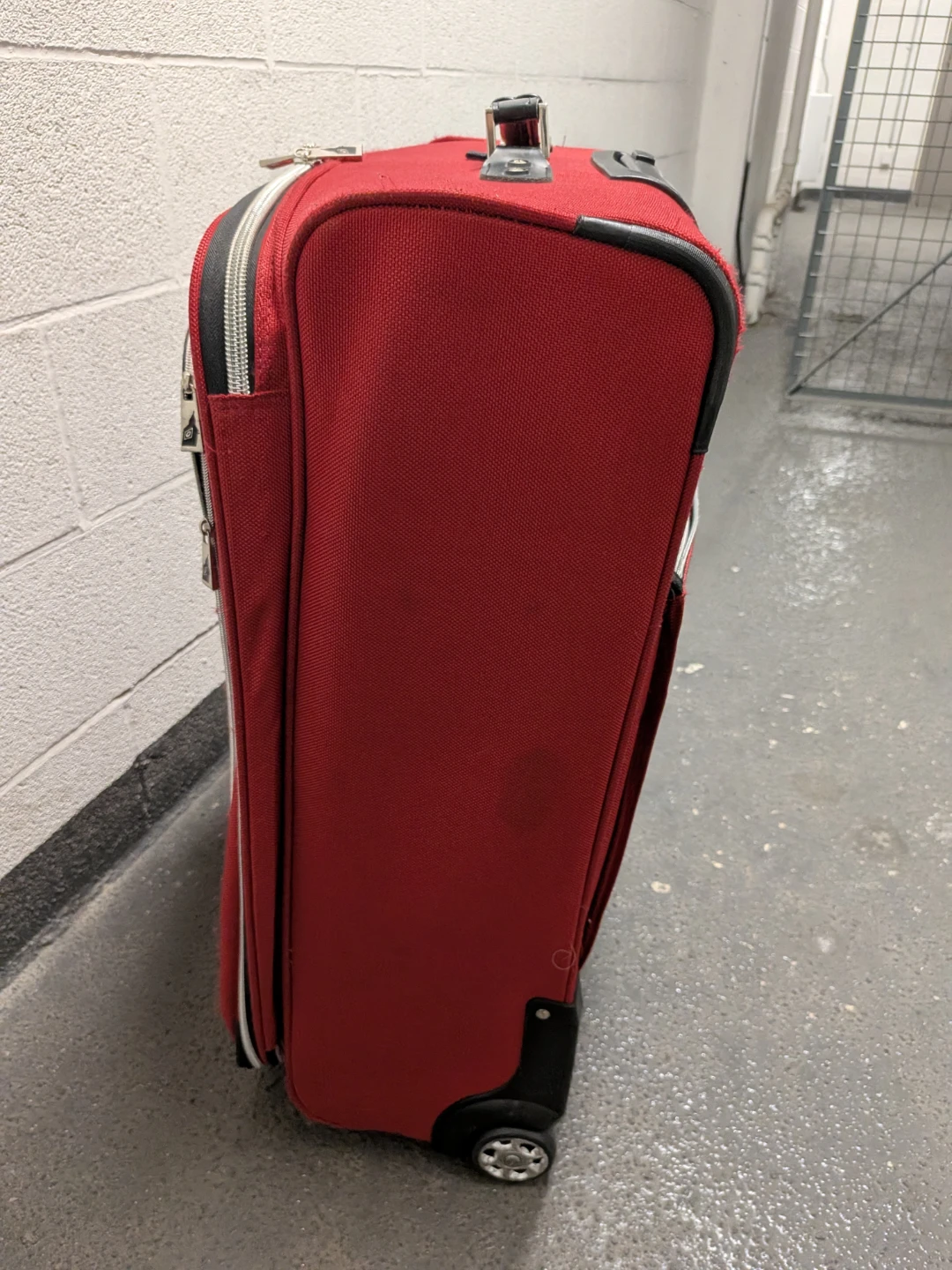 London Fog Red Rolling Suitcase - photo 5