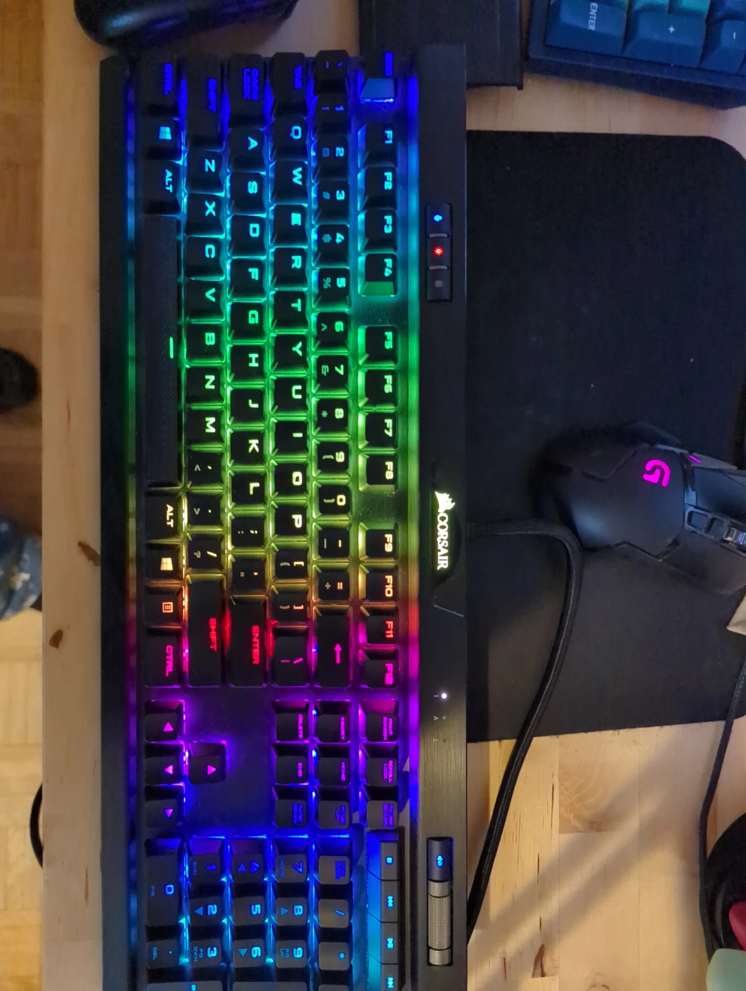 Corsair K95 RGB Gaming Keyboard - photo 2