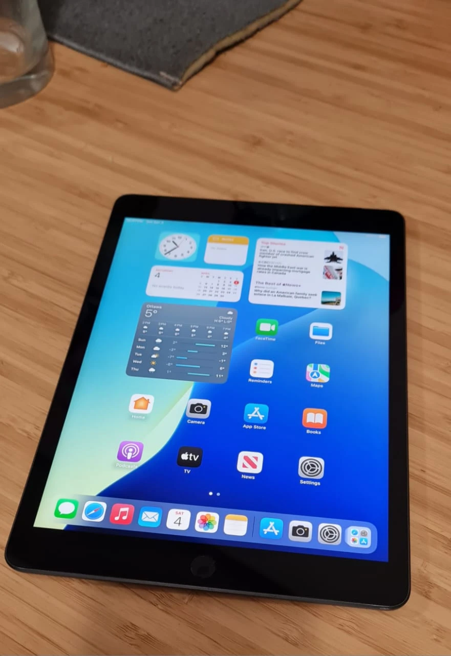 iPad (7th Gen) 128GB with case