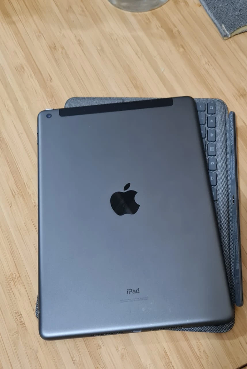 iPad (7th Gen) 128GB with case - photo 2