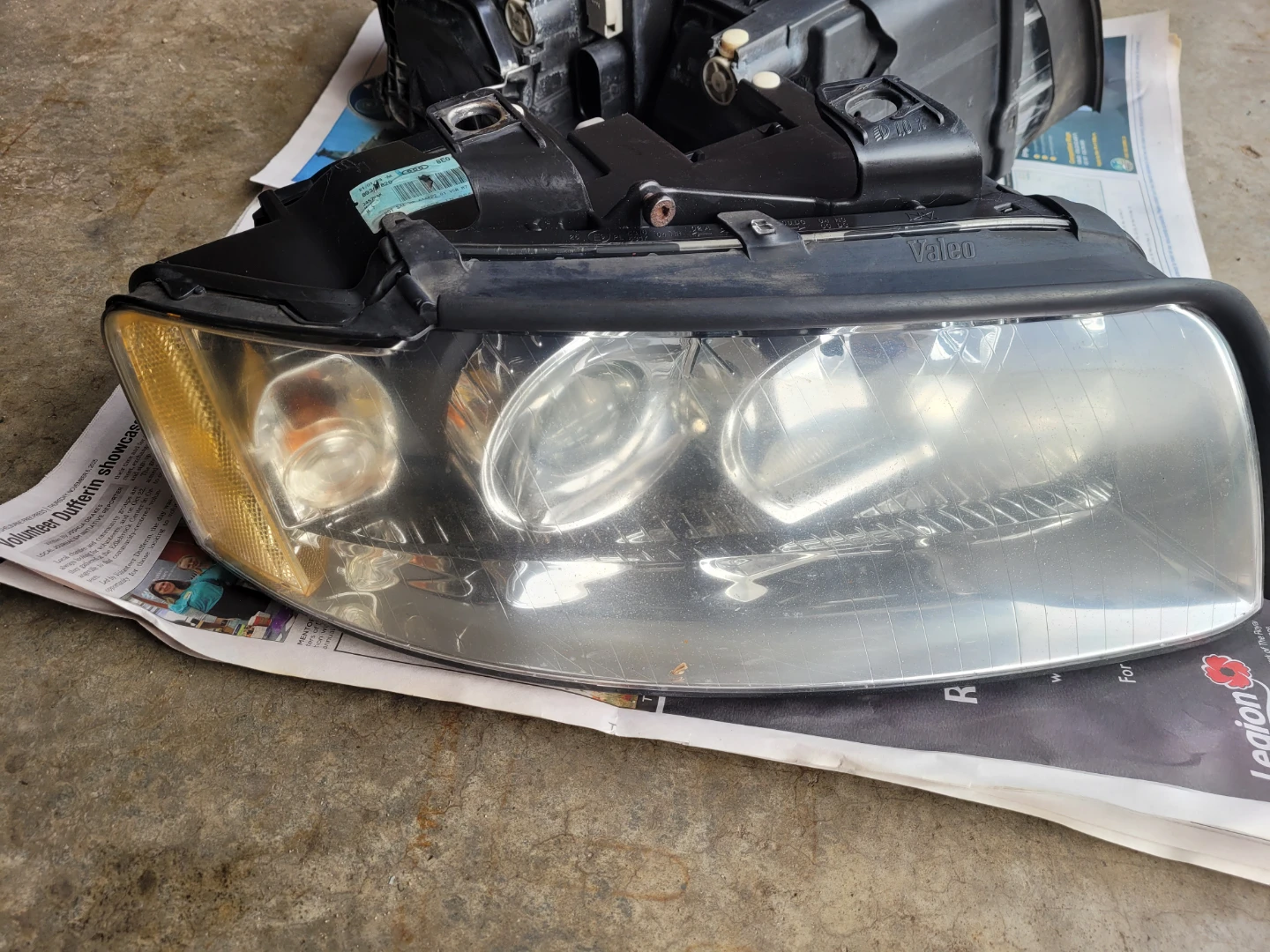 Valeo Headlight Assembly - photo 3