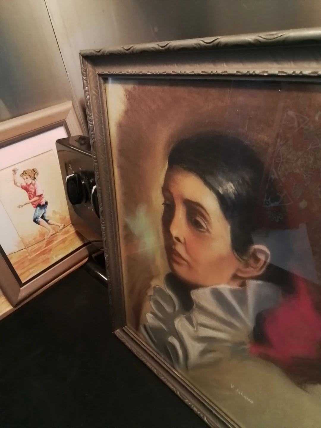 "Latin Lady" in an Art Deco style Pastel Painting by V. Johnson - photo 5