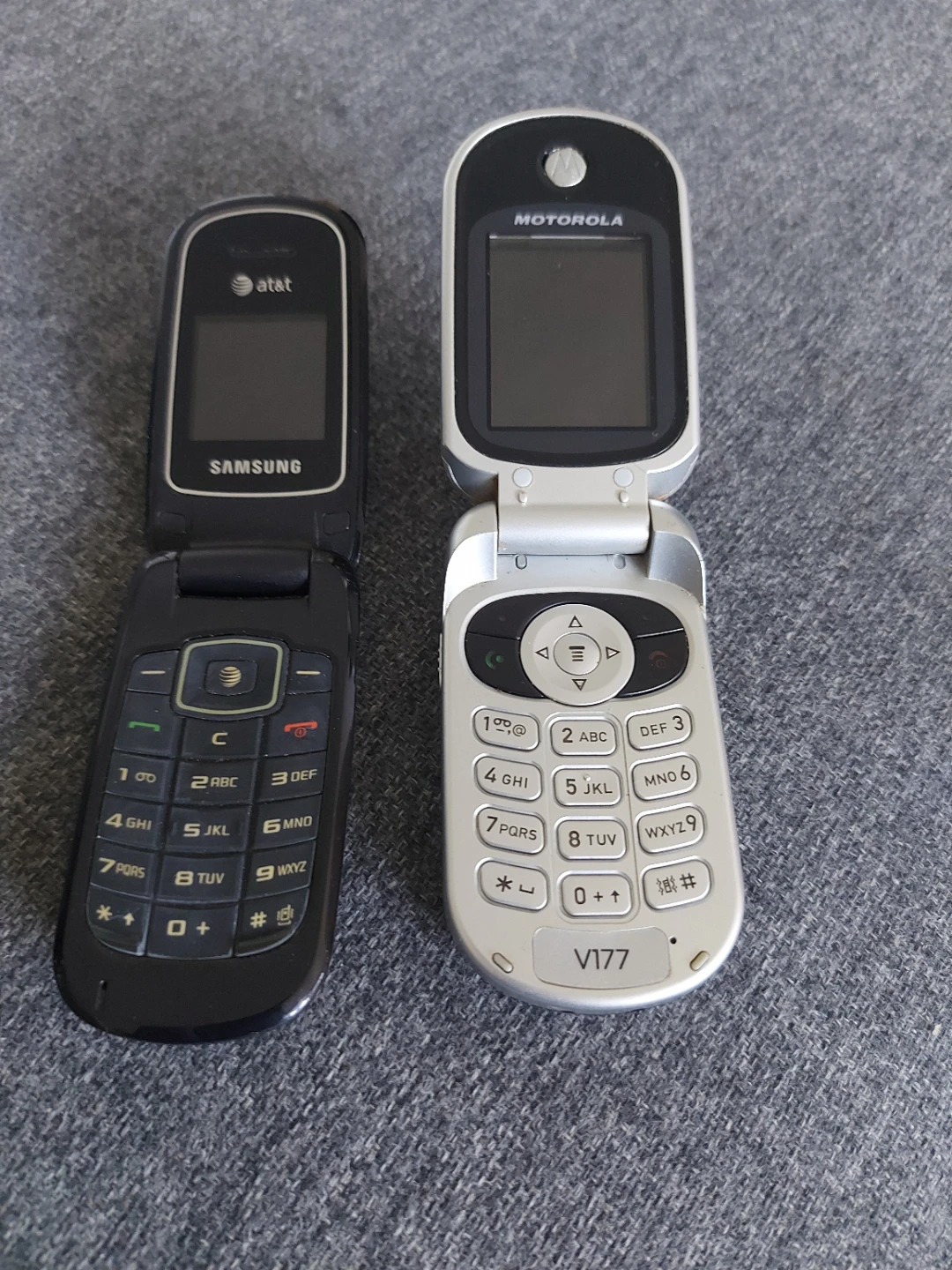 Samsung AT&T & Motorola V177 Vintage Flip Phones - photo 3
