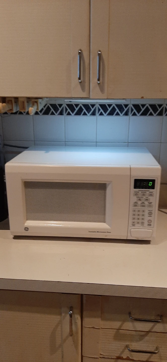 GE Compact Countertop White Microwave READ DESCRIPTION ON SIZE