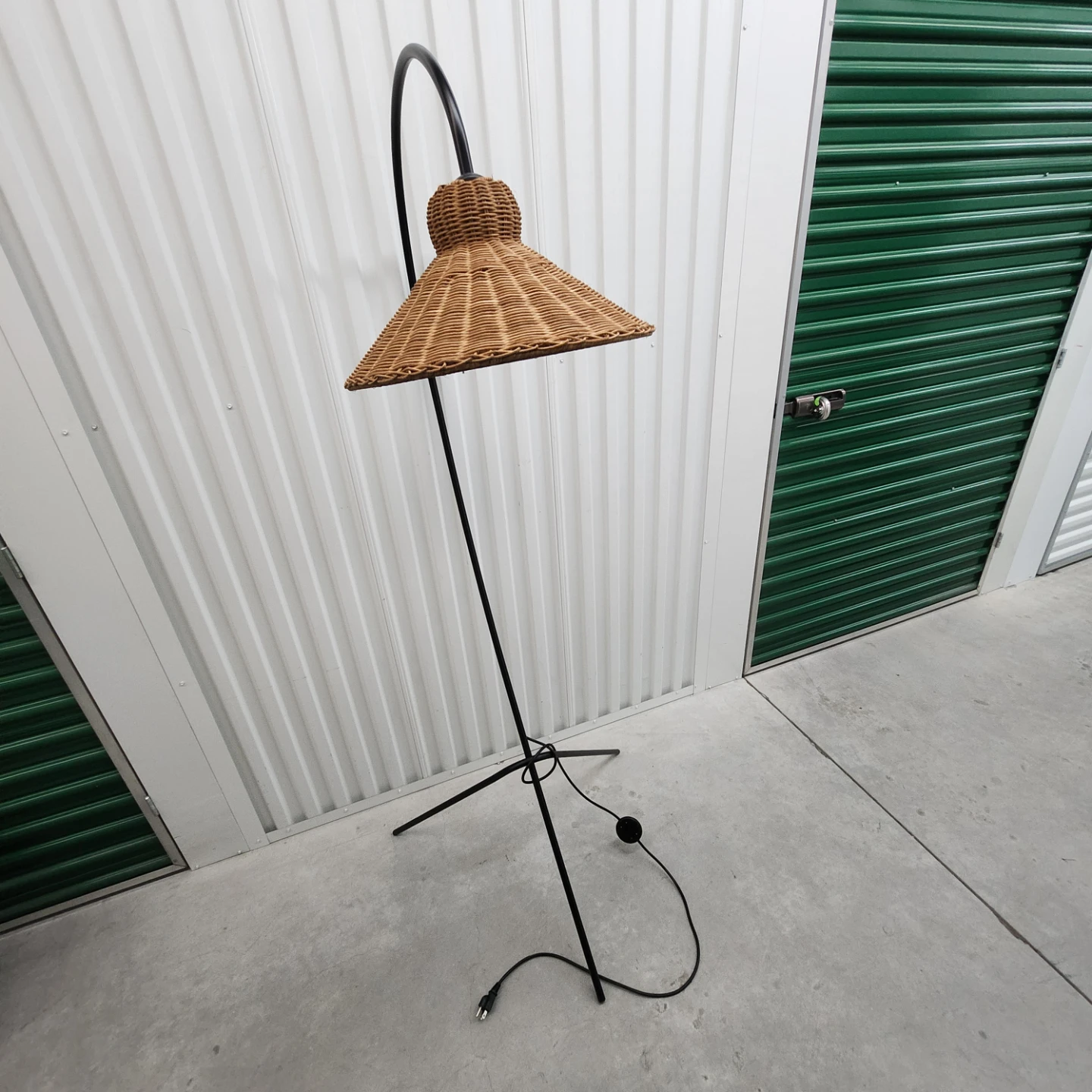 Wicker Arc Floor Lamp - photo 2