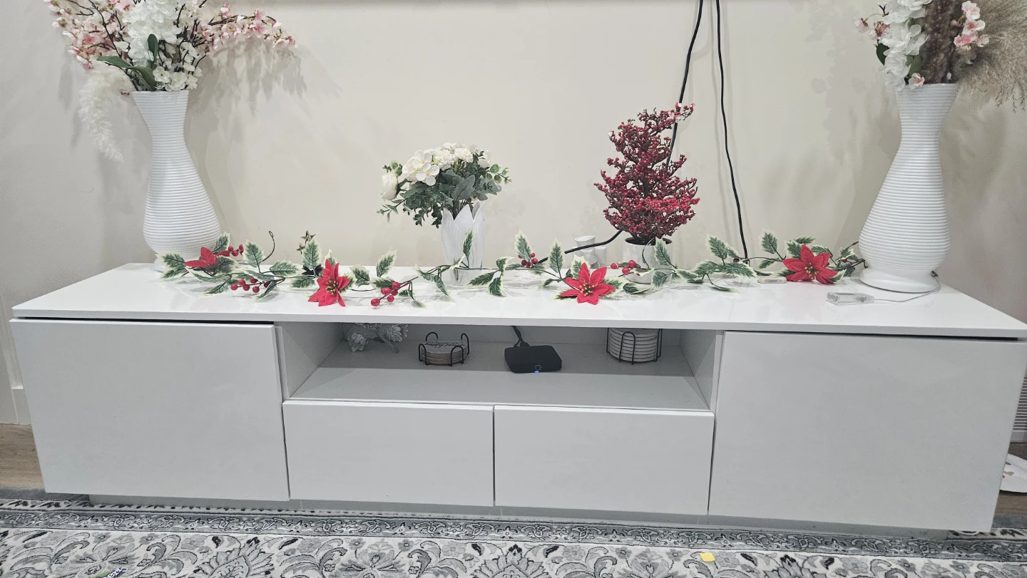 Modern White TV Stand – Excellent Condition