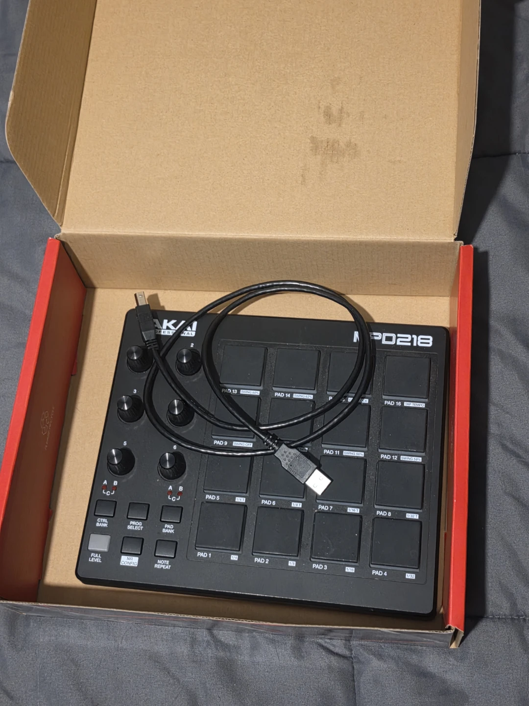 AKAI MPD218 MIDI Pad Controller with 16 MPC Pads - photo 2