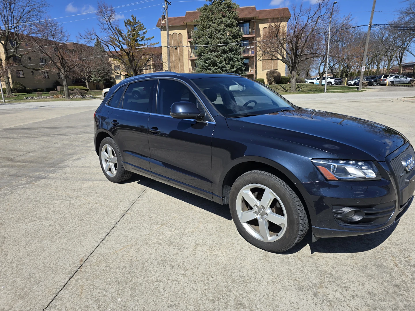 Dark Blue Audi Q5 SUV - photo 3