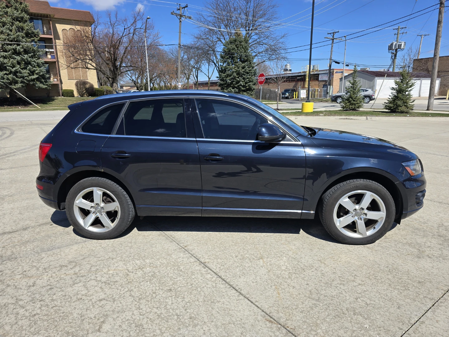 Dark Blue Audi Q5 SUV - photo 4