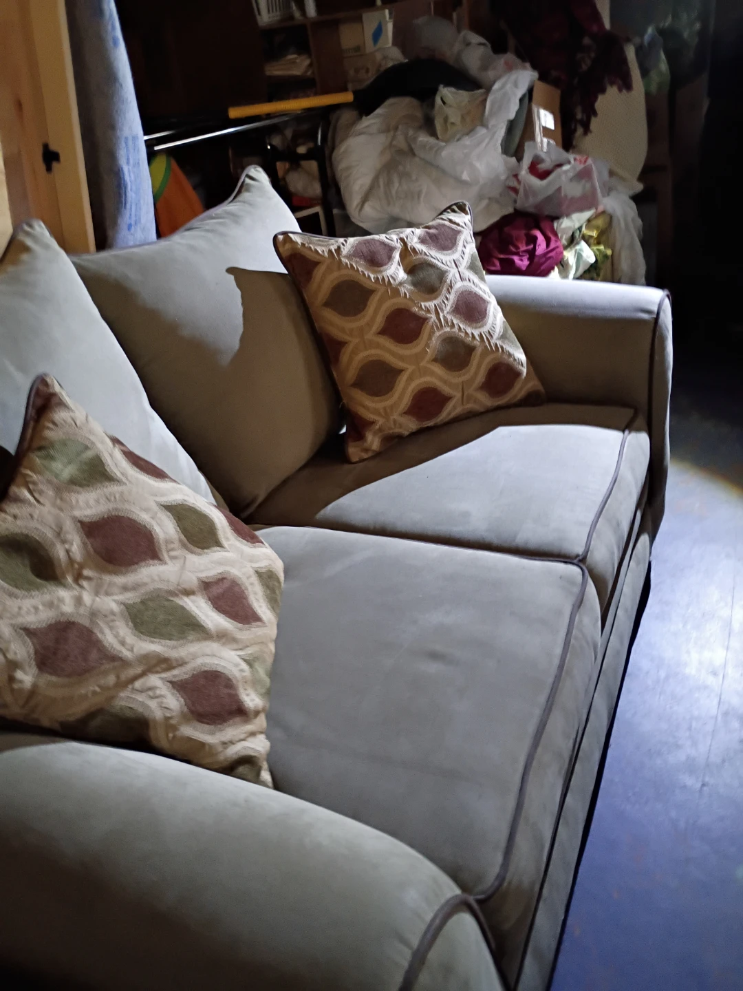 Loveseat Beige / Light Brown w/ Decorative Accent Throw Pillows - photo 3