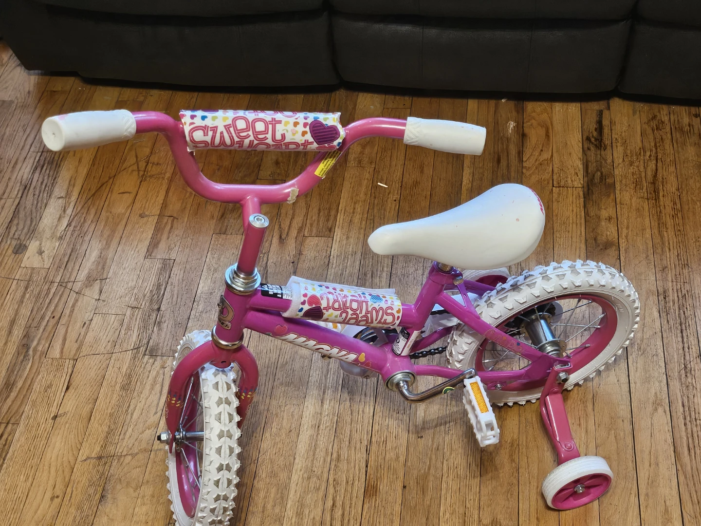 Girls Minnie Mouse Bike with Helmet and Pads