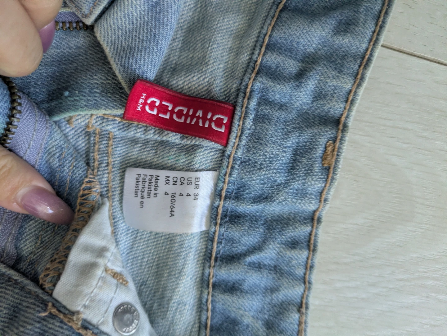 H&M Denim Shorts - Size 4 - photo 3