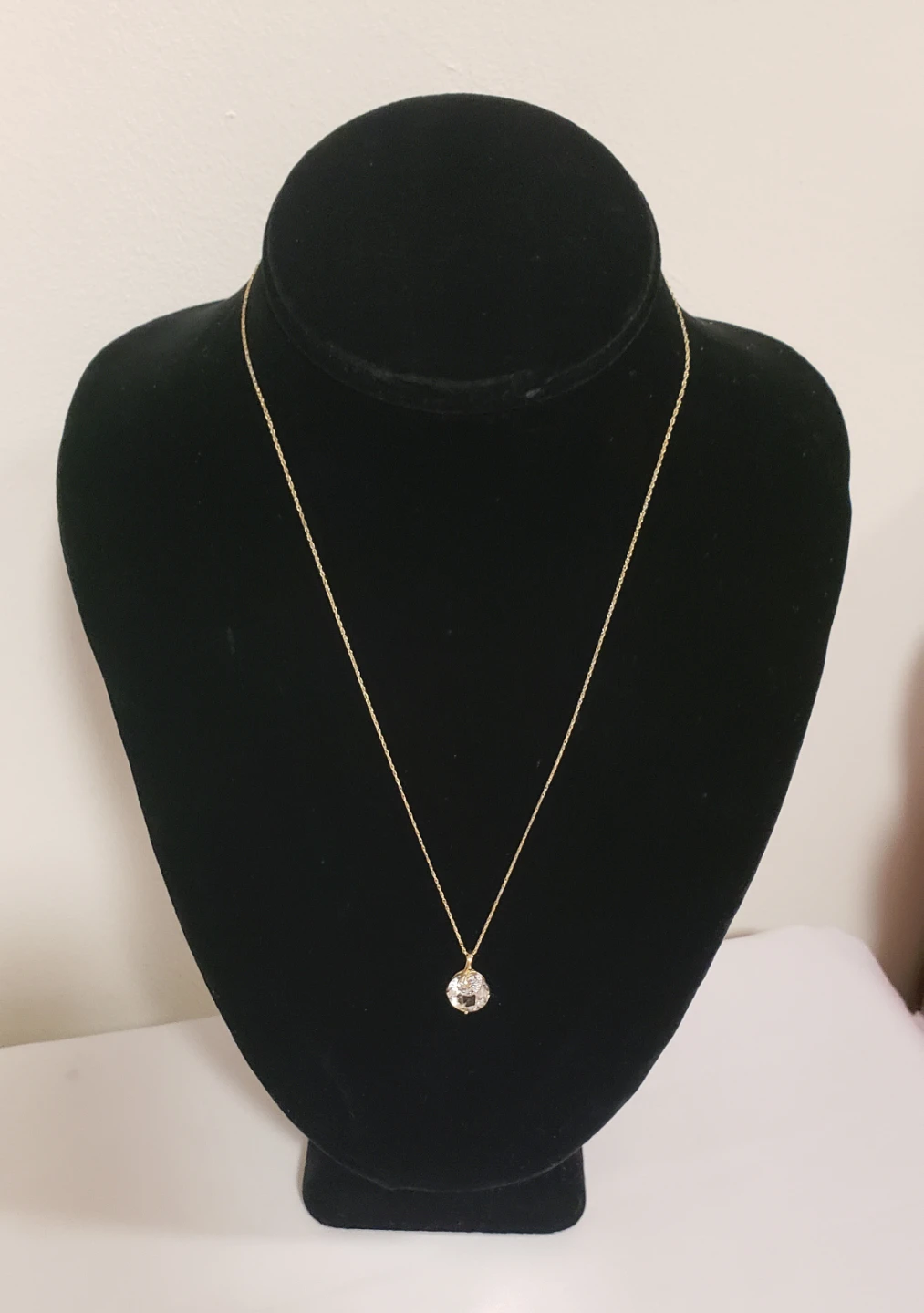 Like new Womens Beautiful 10K Real Gold Necklace With Crystal