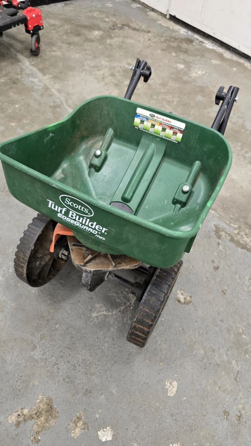 Scotts Turf Builder Edgeguard Mini Broadcast Spreader