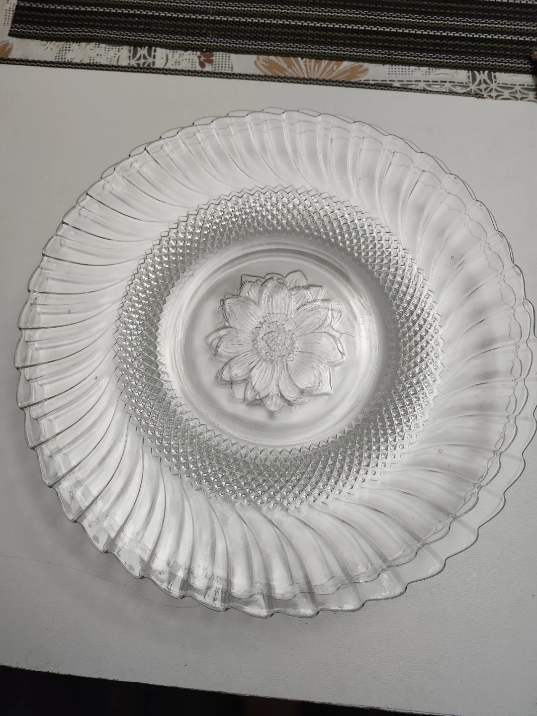 Clear Glass Plate with Embossed Flower Design 4 pcs - photo 3