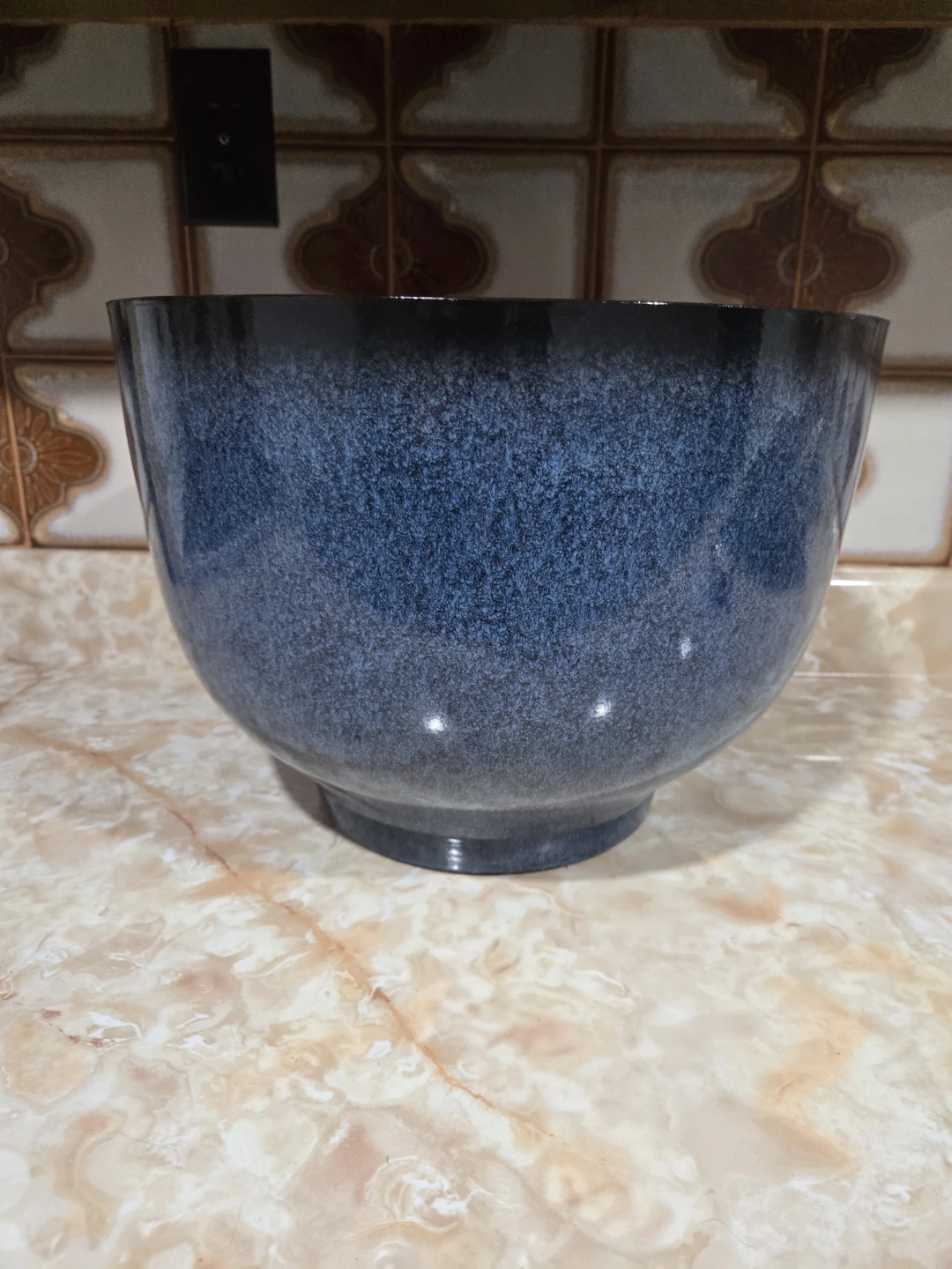 Large Resin Planter.  Light weight. Mint Condition.