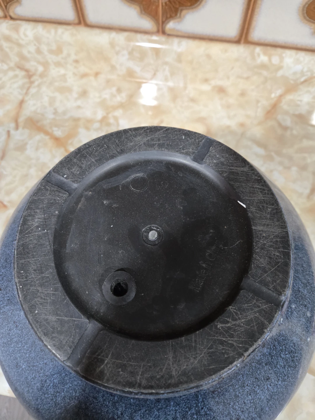 Large Resin Planter.  Light weight. Mint Condition. - photo 2