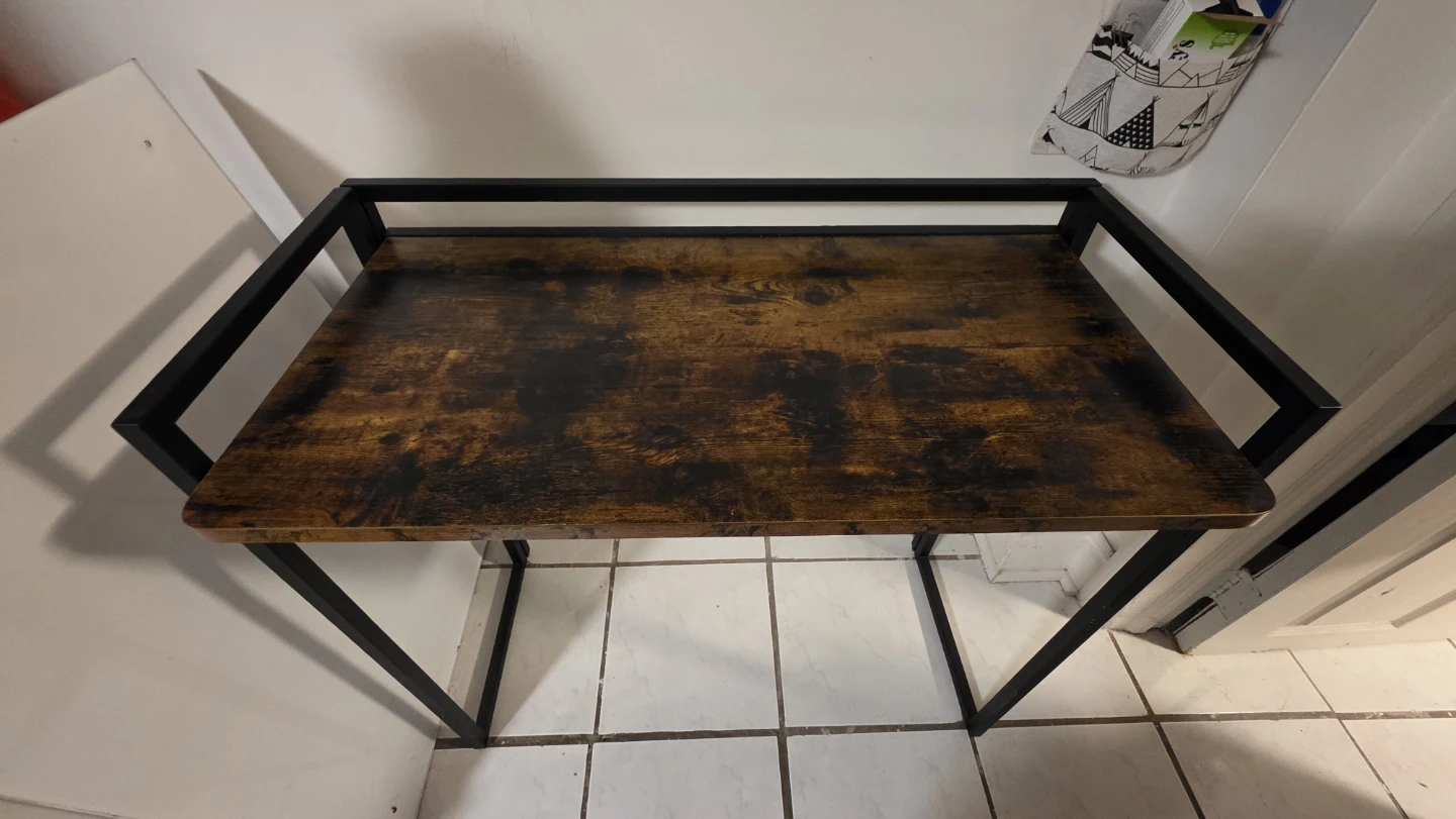 Desk - photo 2