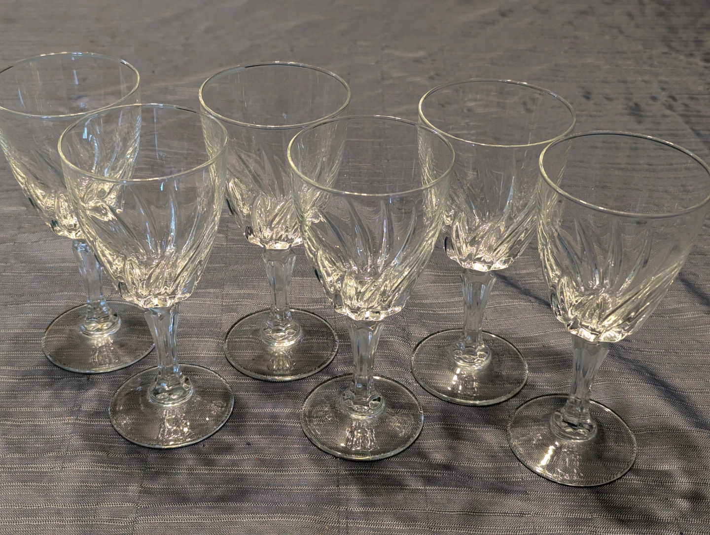 Set of 6 Clear Swirl Pattern Wine Glasses