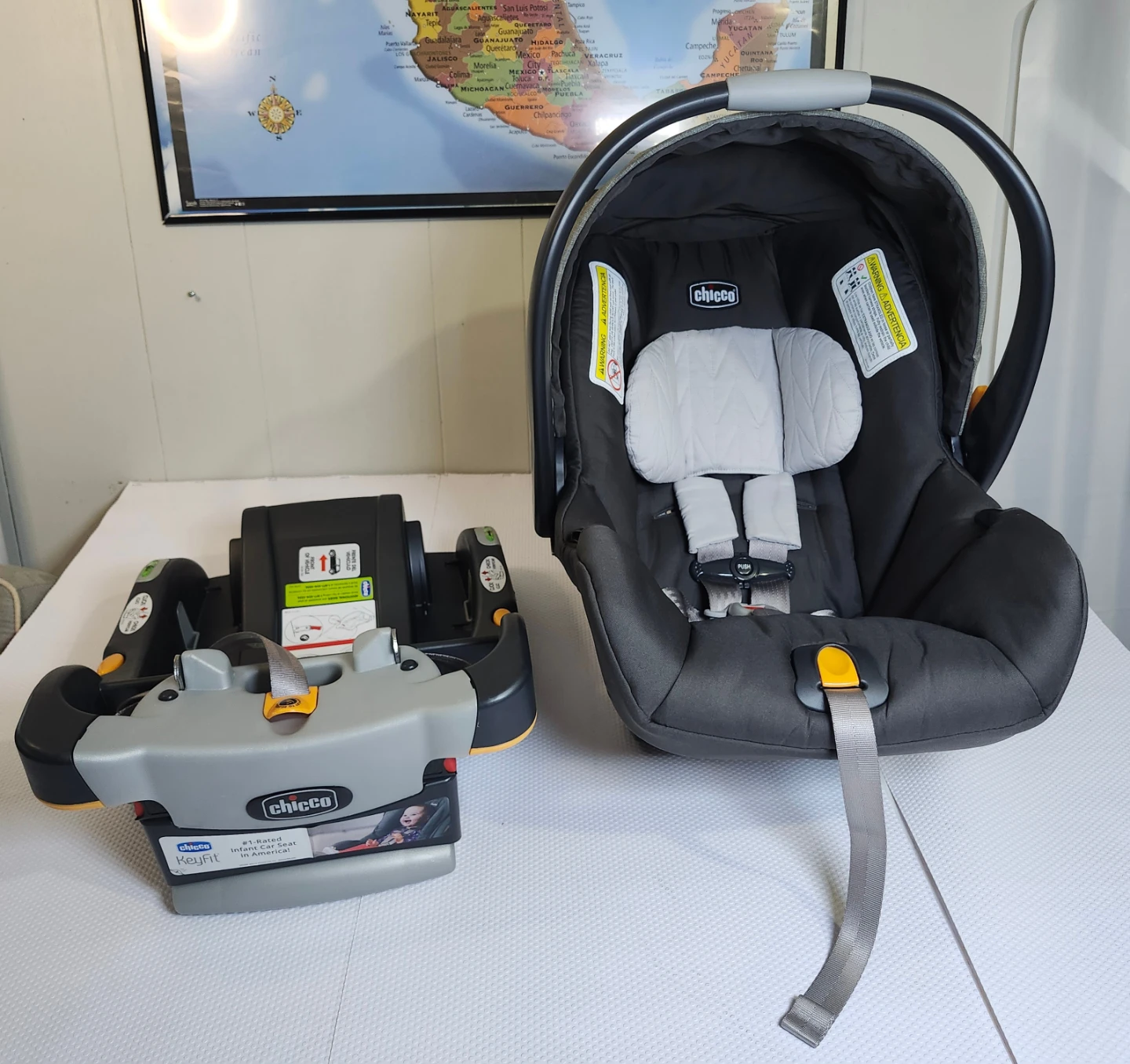 Chicco KeyFit 30 Infant Car Seat with base like new