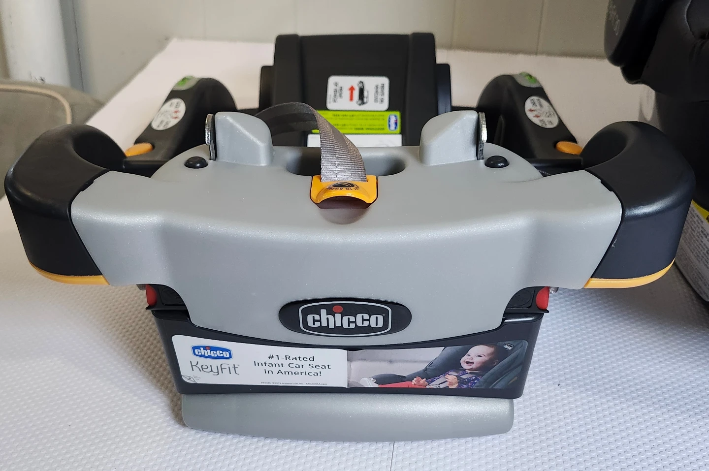 Chicco KeyFit 30 Infant Car Seat with base like new - photo 2