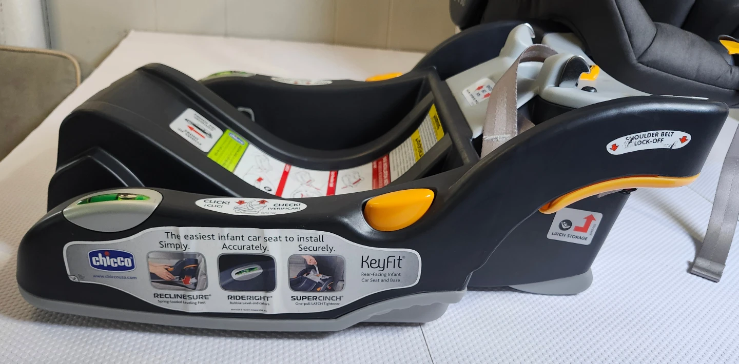 Chicco KeyFit 30 Infant Car Seat with base like new - photo 4
