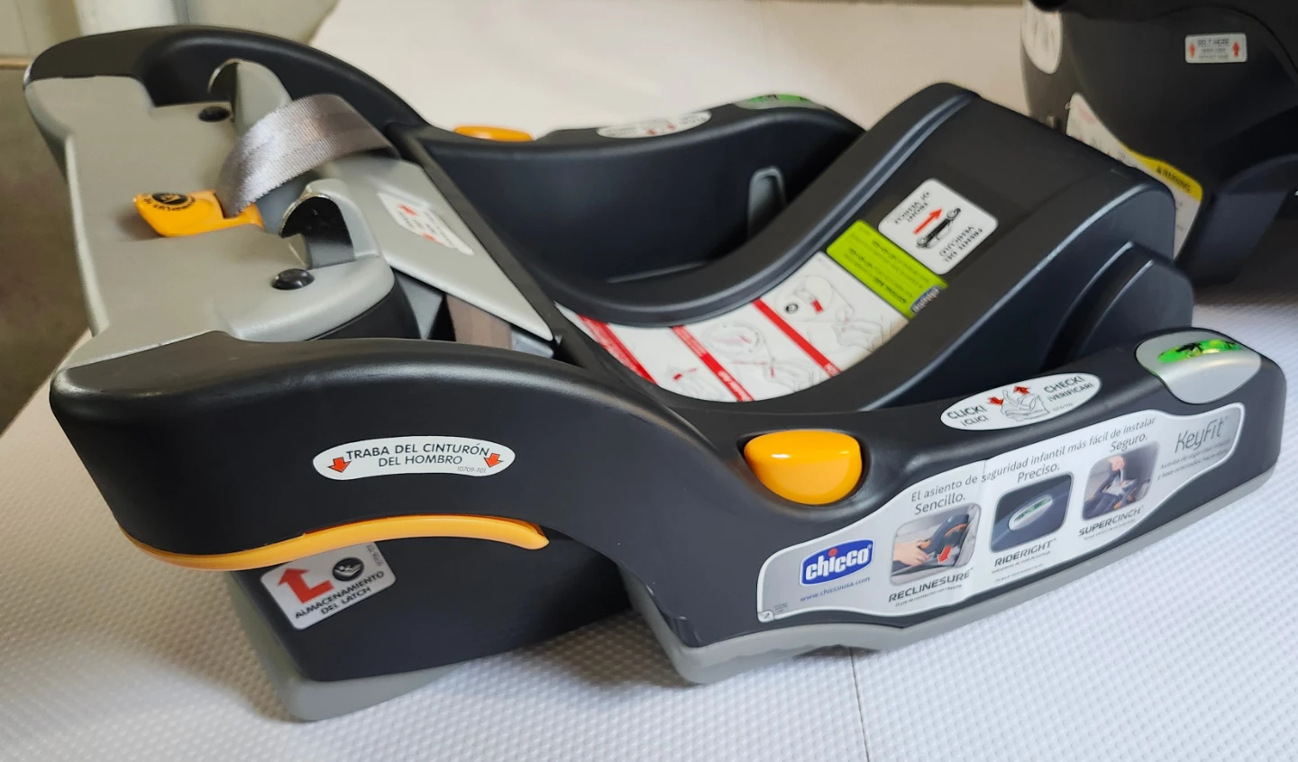 Chicco KeyFit 30 Infant Car Seat with base like new - photo 5