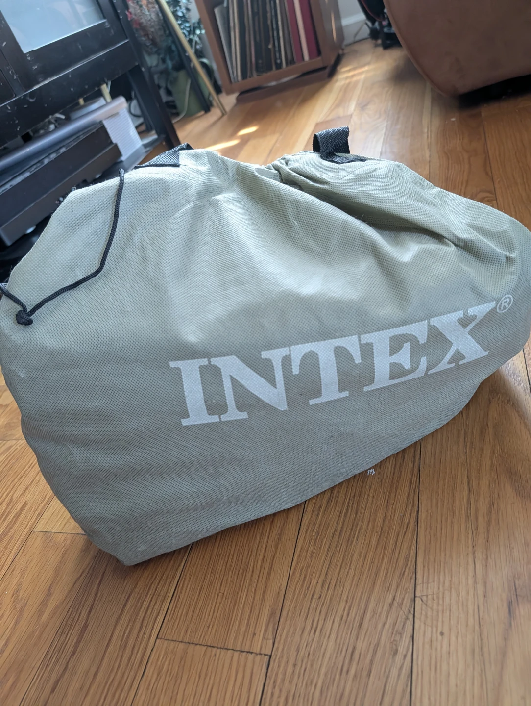 FULL size Intex Air Mattress – Built-in Pump - photo 4