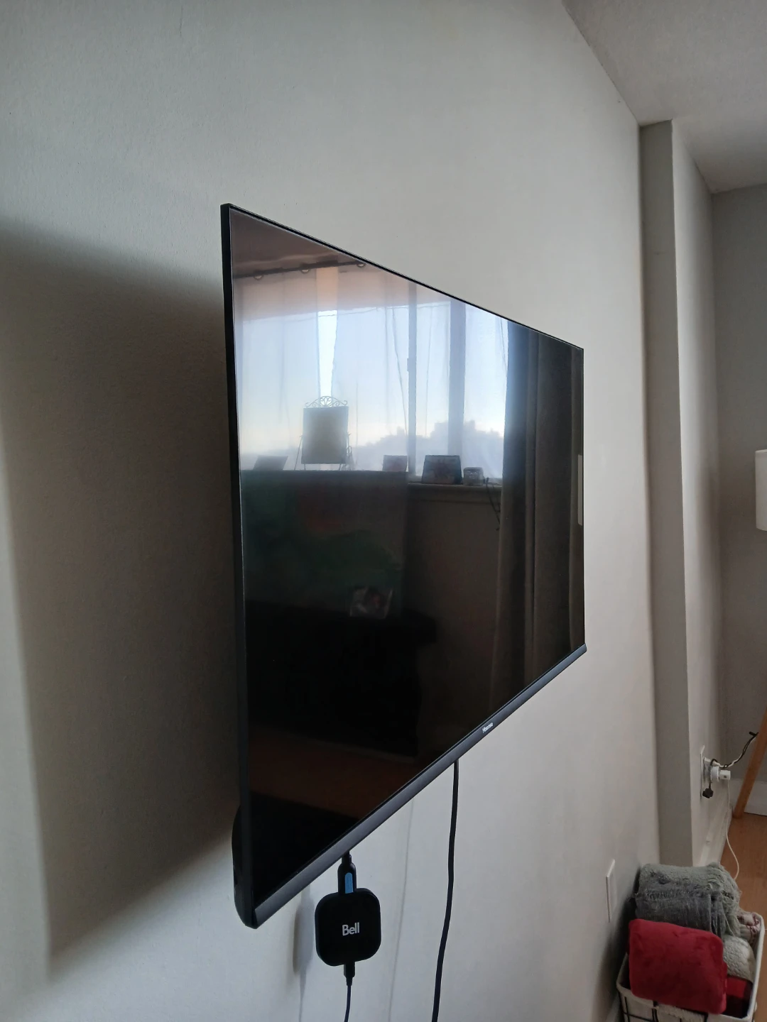 Hisense 40” Smart TV + Remote & Wall Mount
