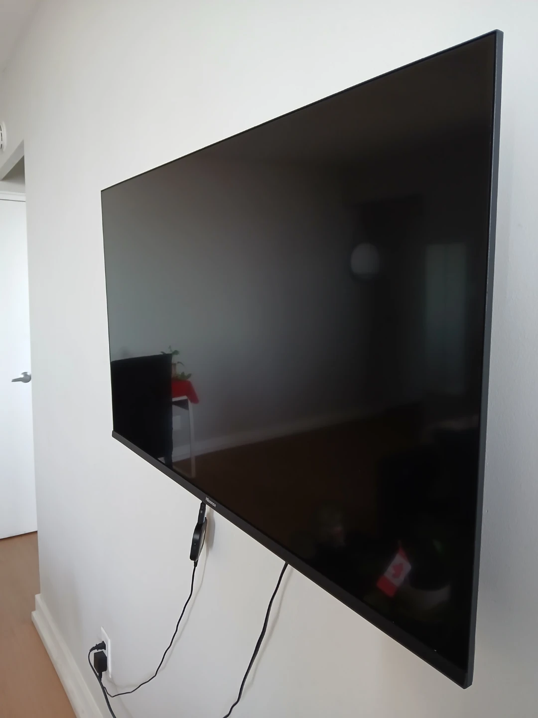 Hisense 40” Smart TV + Remote & Wall Mount - photo 2