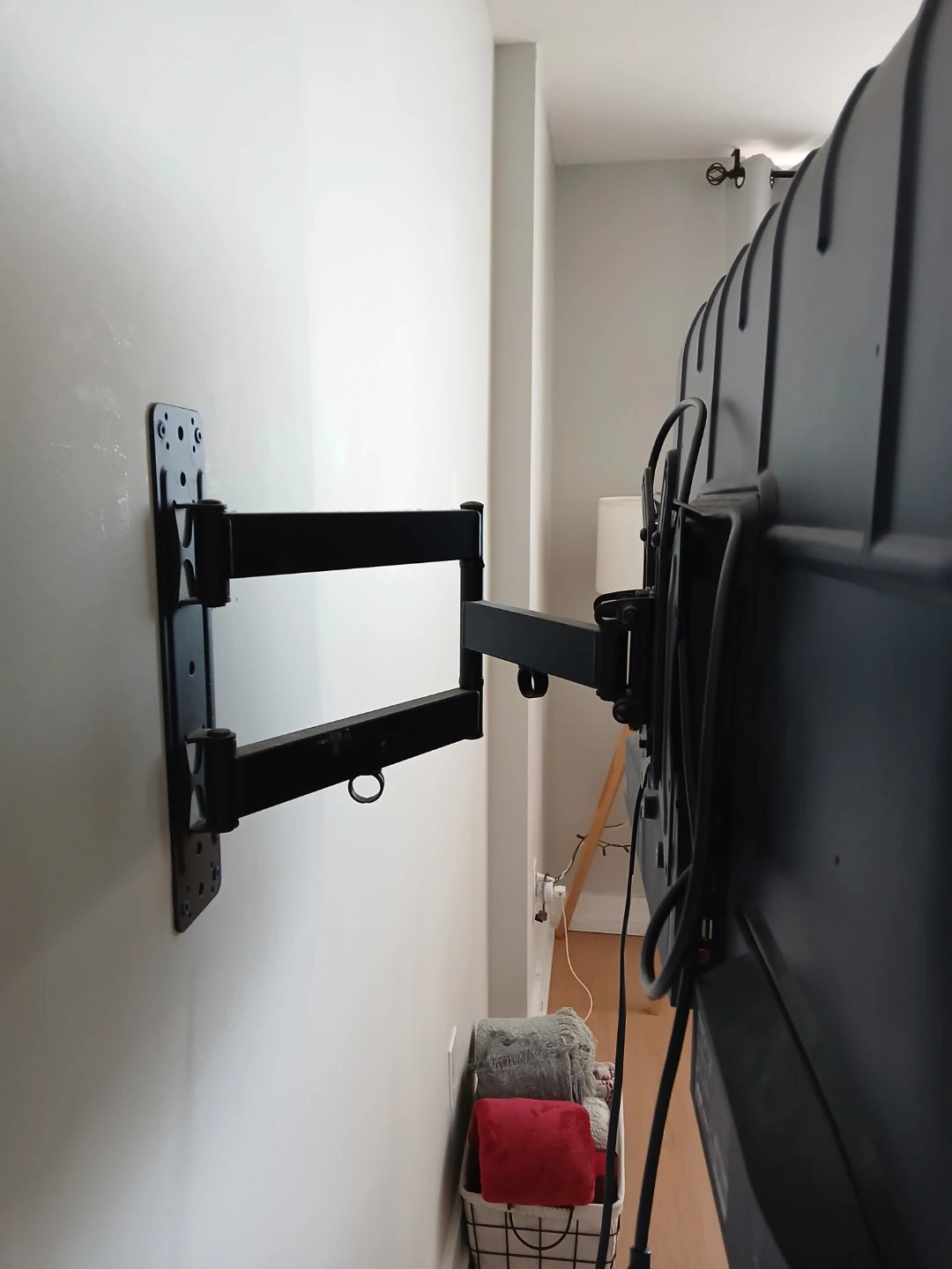Hisense 40” Smart TV + Remote & Wall Mount - photo 4
