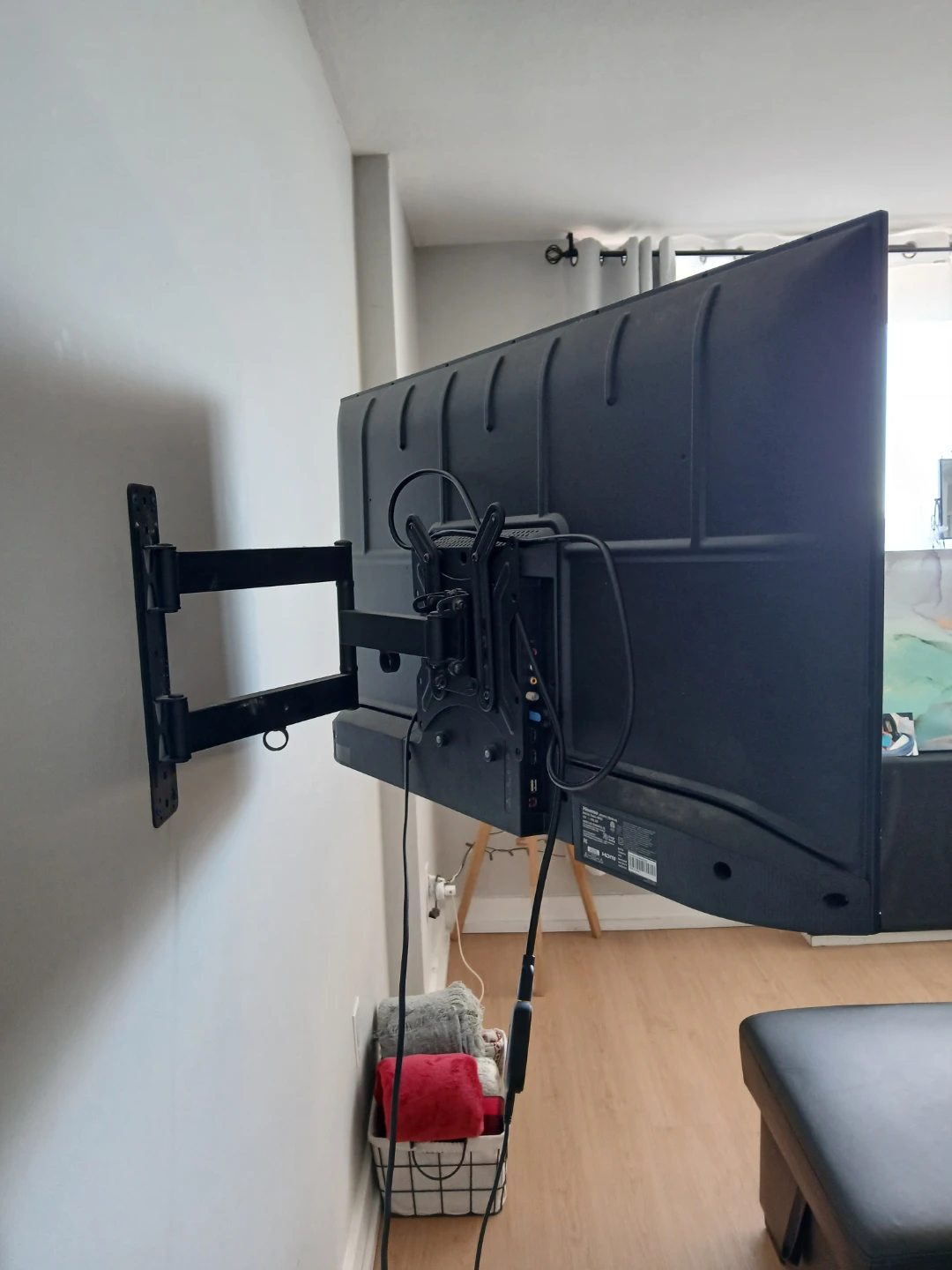 Hisense 40” Smart TV + Remote & Wall Mount - photo 5