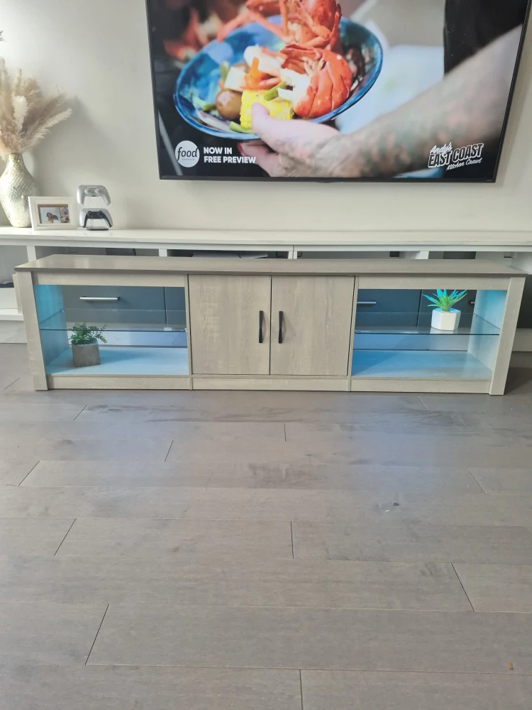 BEAUTIFUL NEW  TY STAND - build in Wireless LED Lights