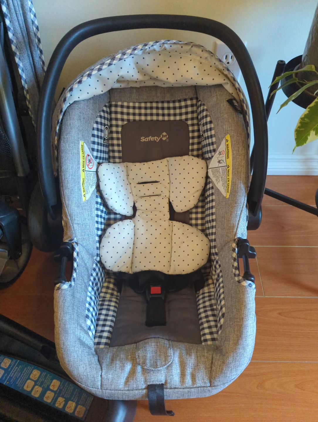 Safety 1st Infant Car Seat with Base and Stroller - photo 3
