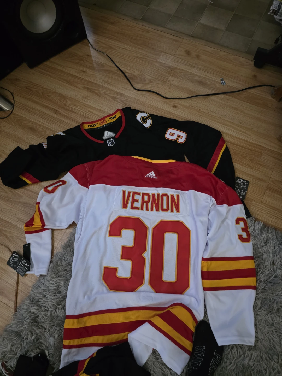Calgary Flames Hockey Jerseys - Igla 12 & Vernon 30 - photo 2