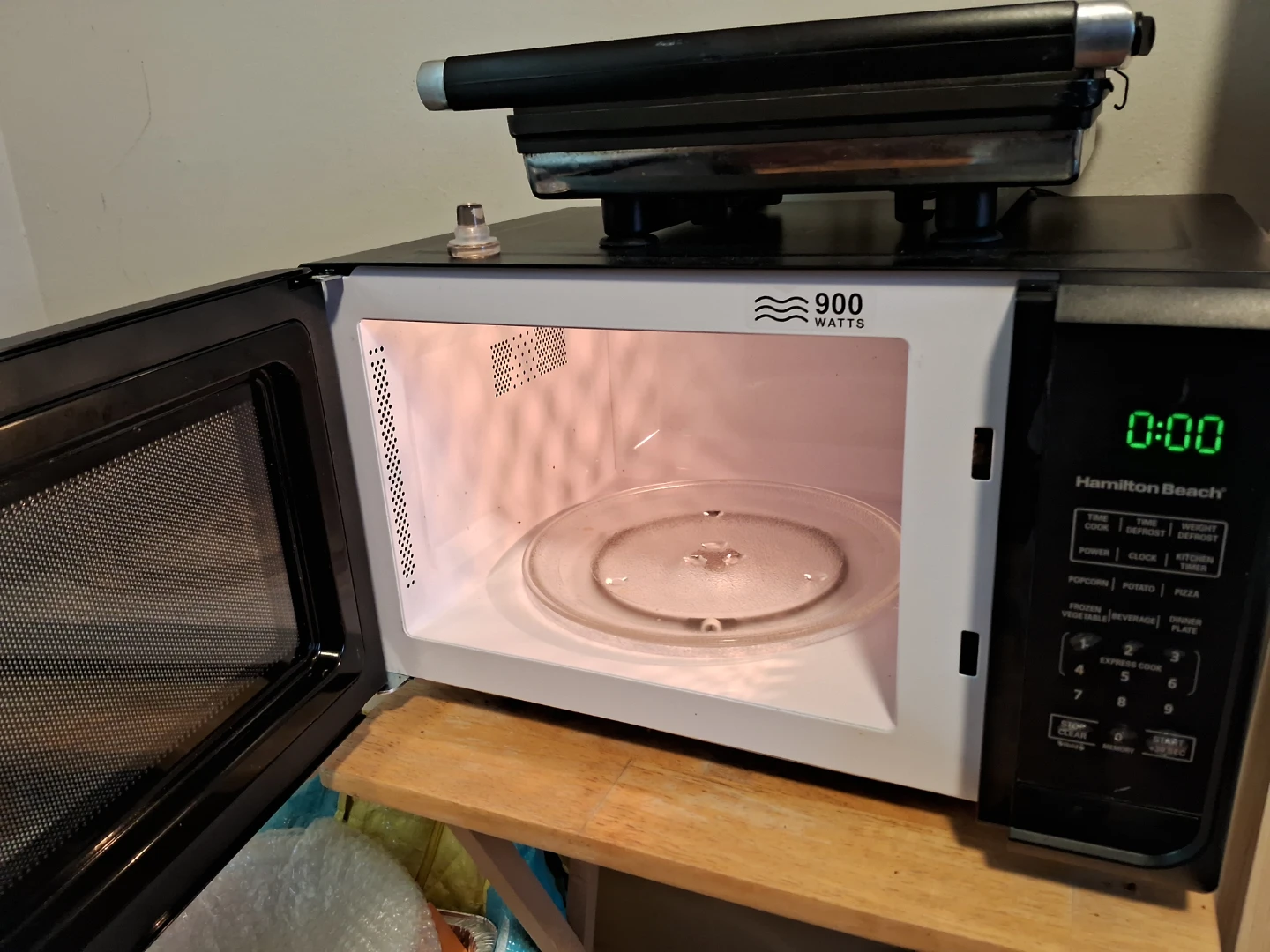 Hamilton Beach 900 Watt Microwave - photo 2