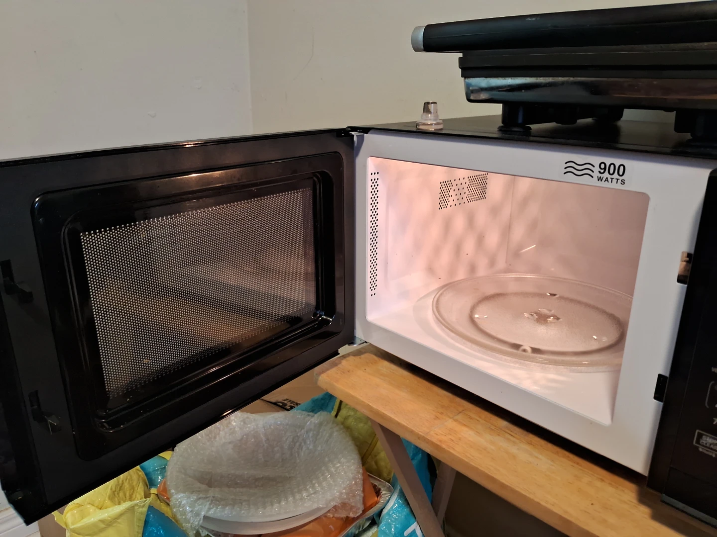 Hamilton Beach 900 Watt Microwave - photo 4