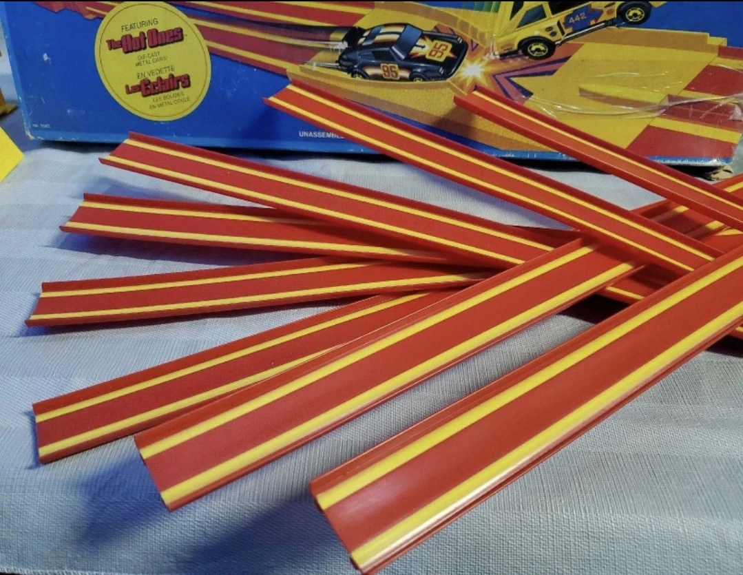 1982 hot wheels dash & crash CND box  incomplete - photo 3