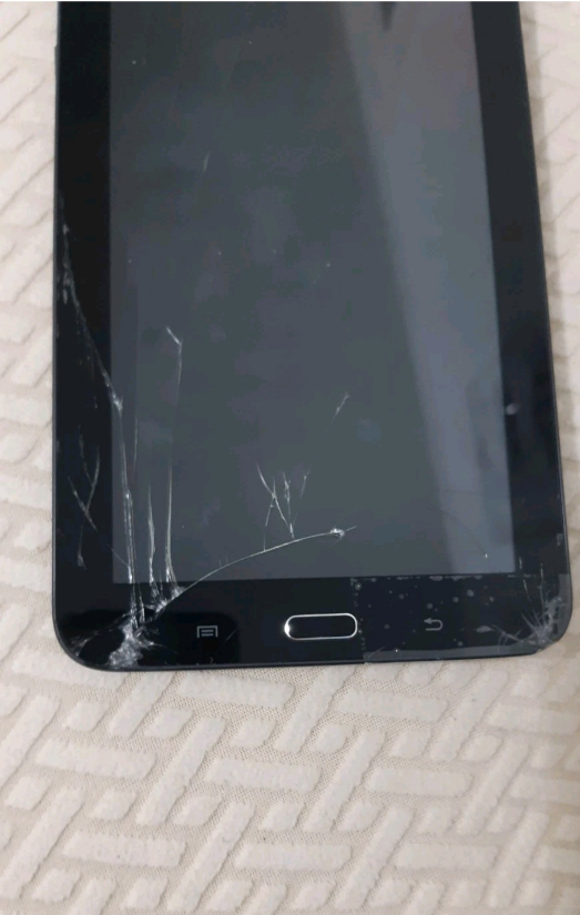 Samsung Tablet - Screen Cracked - photo 3