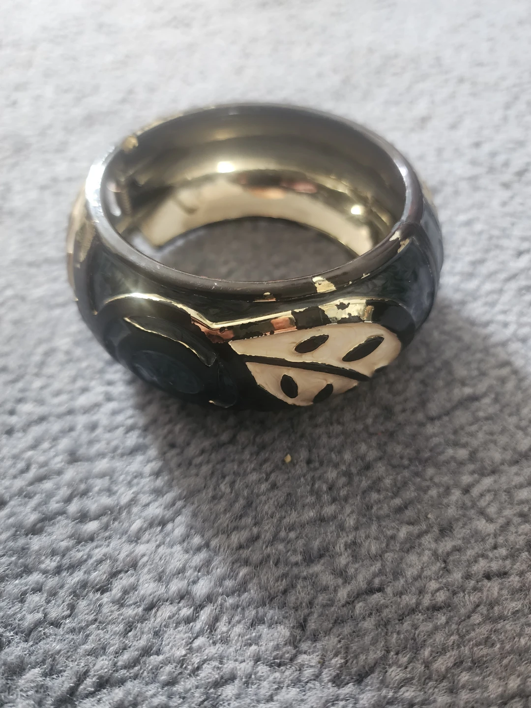 Bangle bracelet with leaf design
