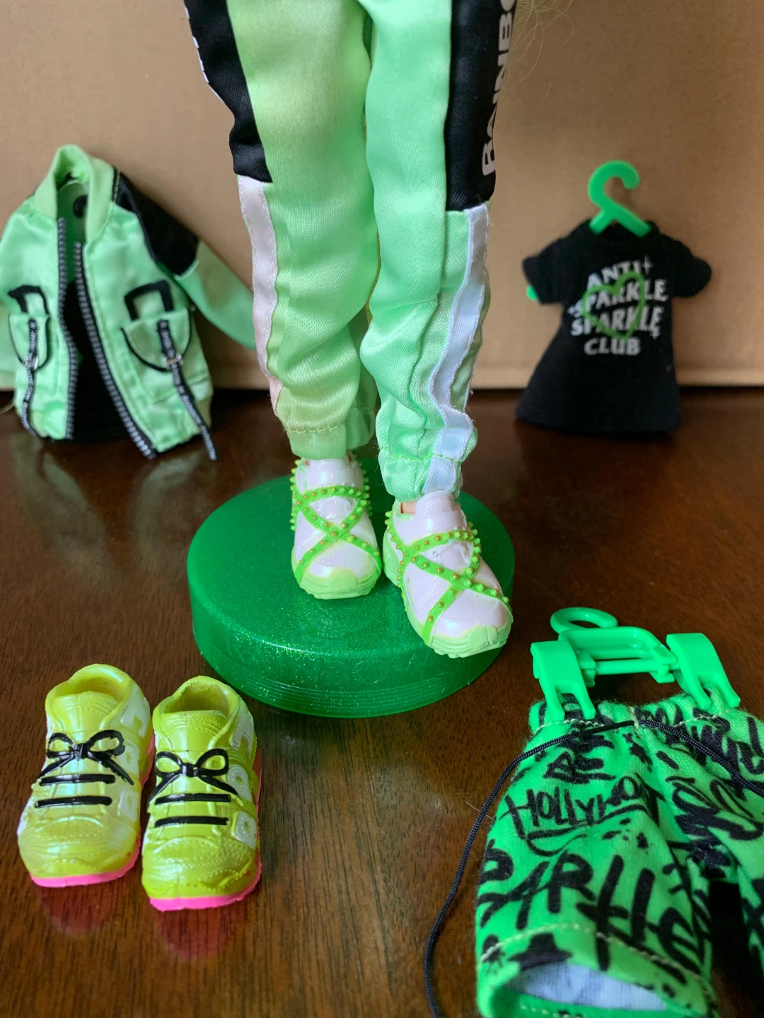 Rainbow High Doll - Green Outfit - photo 3