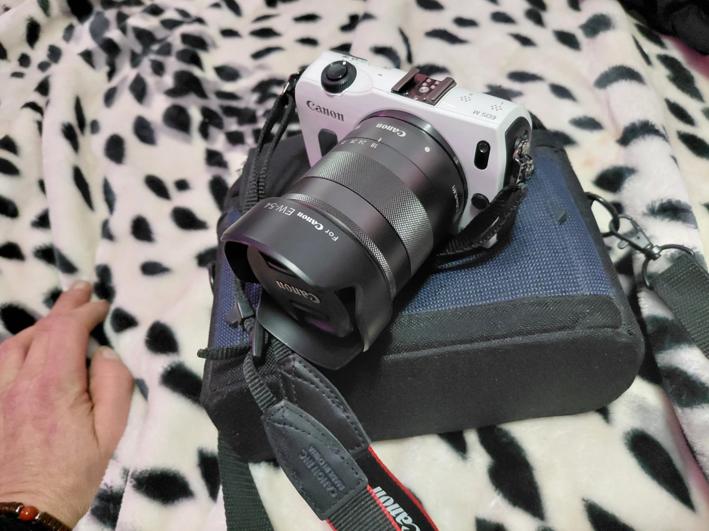 Canon EOS M Mirrorless Camera with 18-55mm Lens and Case - photo 4