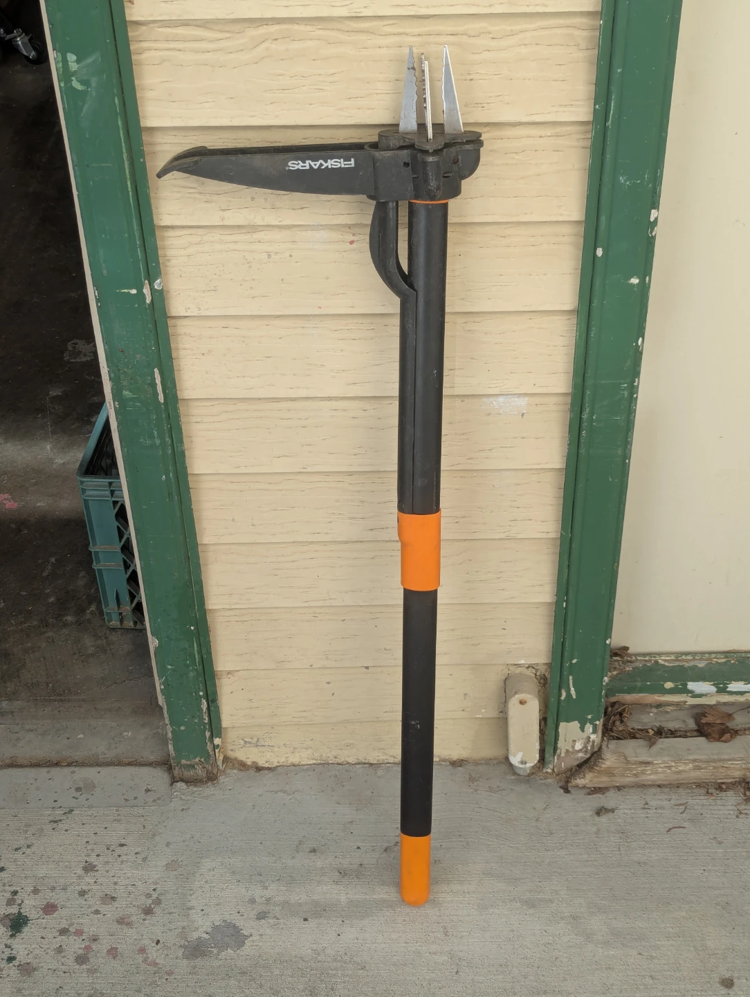 Fiskars 4-Claw Weed Puller Remover Tool