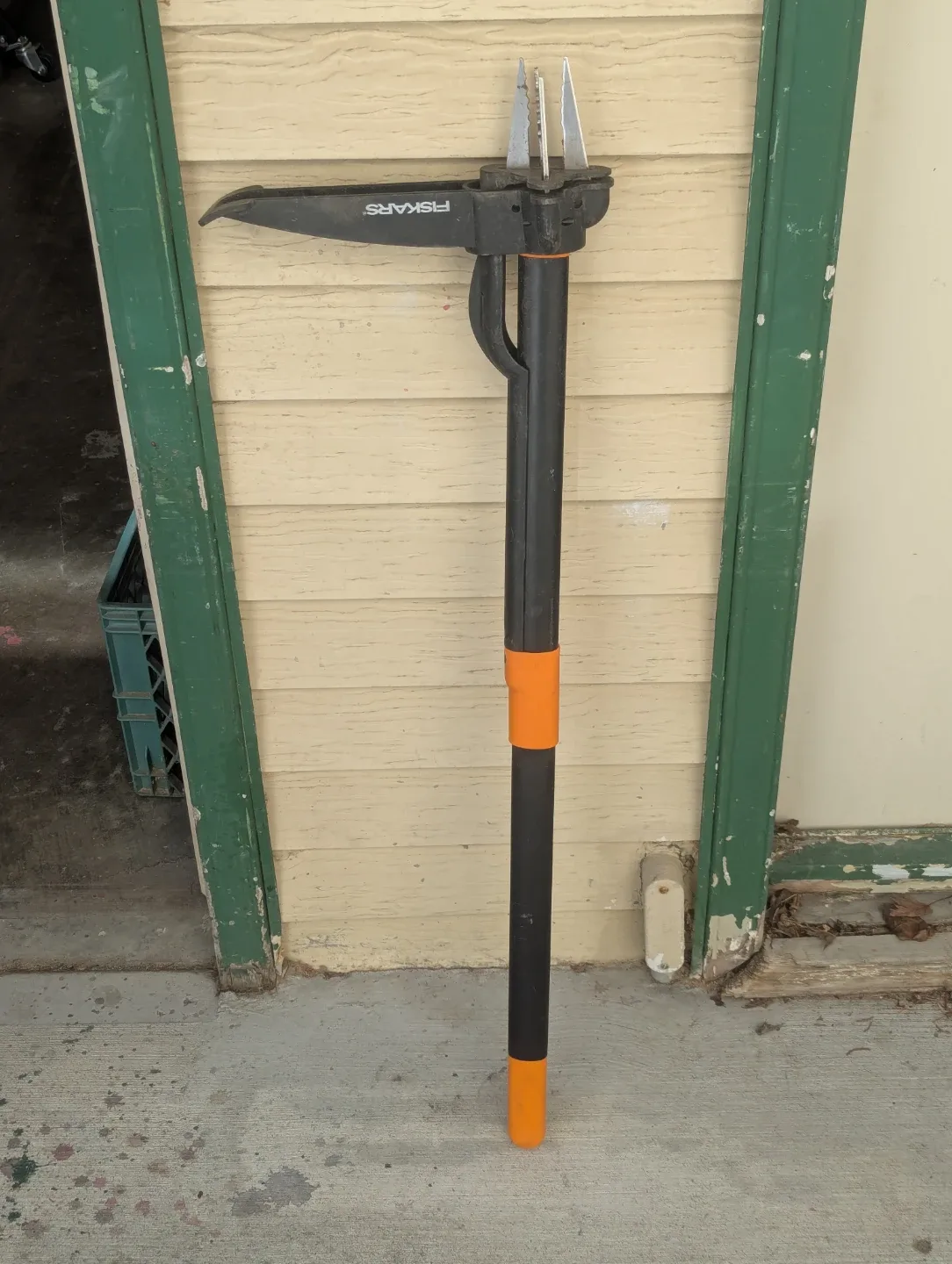 Fiskars 4-Claw Weed Puller Remover Tool